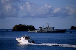 Archipel-des-Comores;-France;-Îlot;-Kaleidos;-Kaleidos-images;-La-parole-à-limage;-Laurent-Abad;-Mayotte;-Mer;-Navire-militaire;-Nuages;-Océan-Indien;-Paysage-marin;-Stories-Pictures;-Vedette